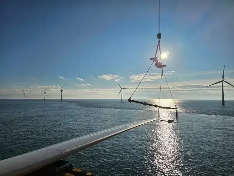 Remote load control during wind turbine component lifting